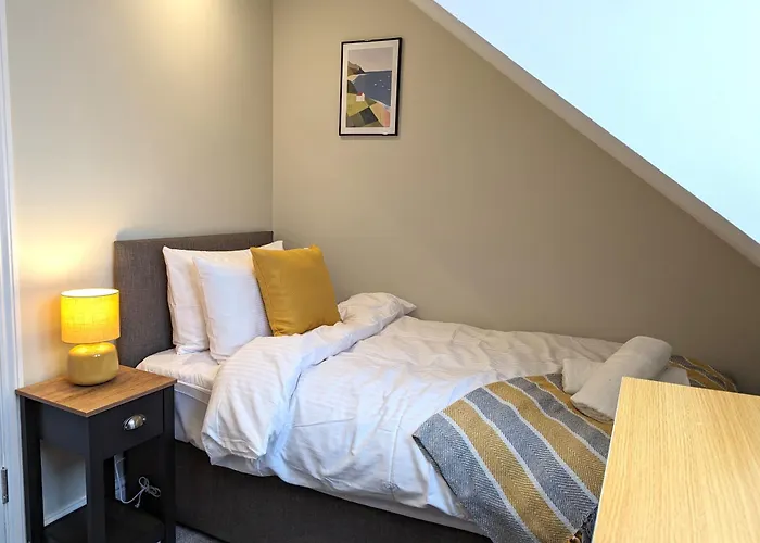 Reading Central - 2 Bed Apt, Free Secure Parking