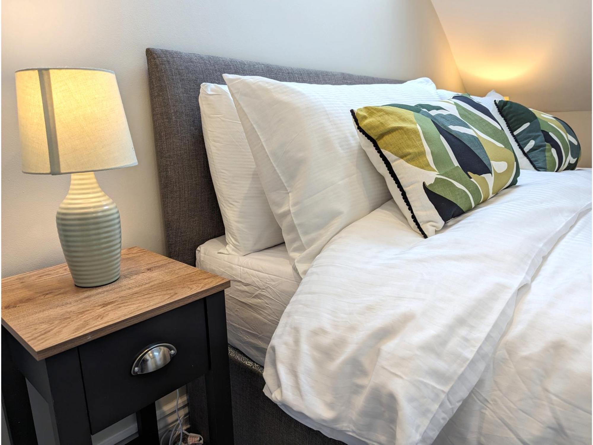 - 2 Bed Apt, Free Secure Parking Reading