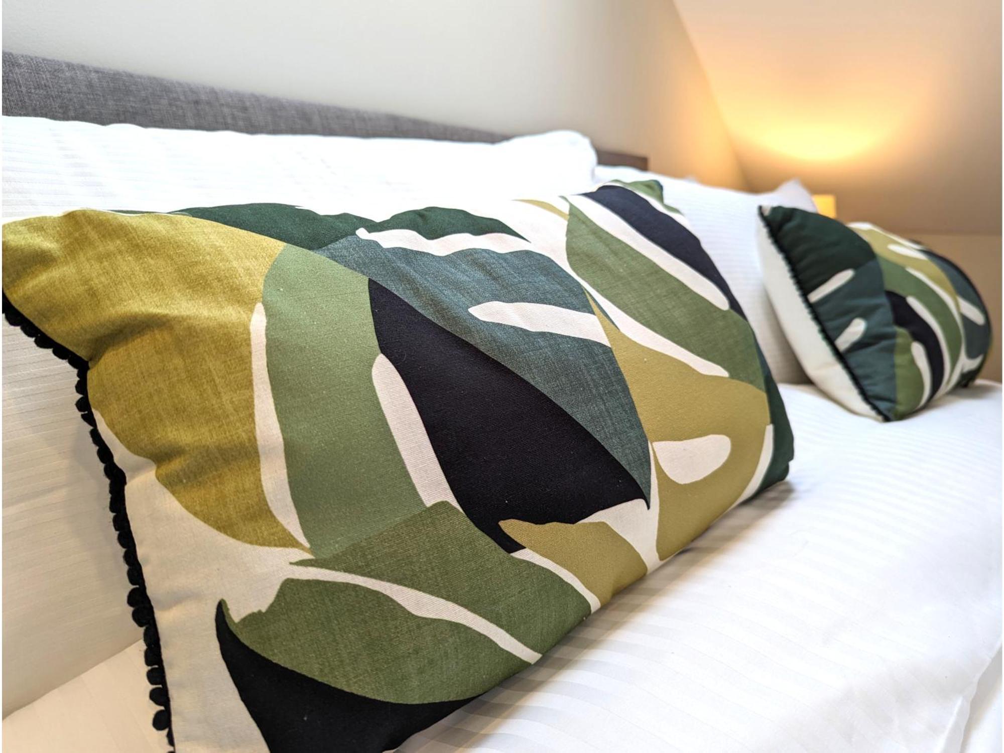 - 2 Bed Apt, Free Secure Parking Apartment *