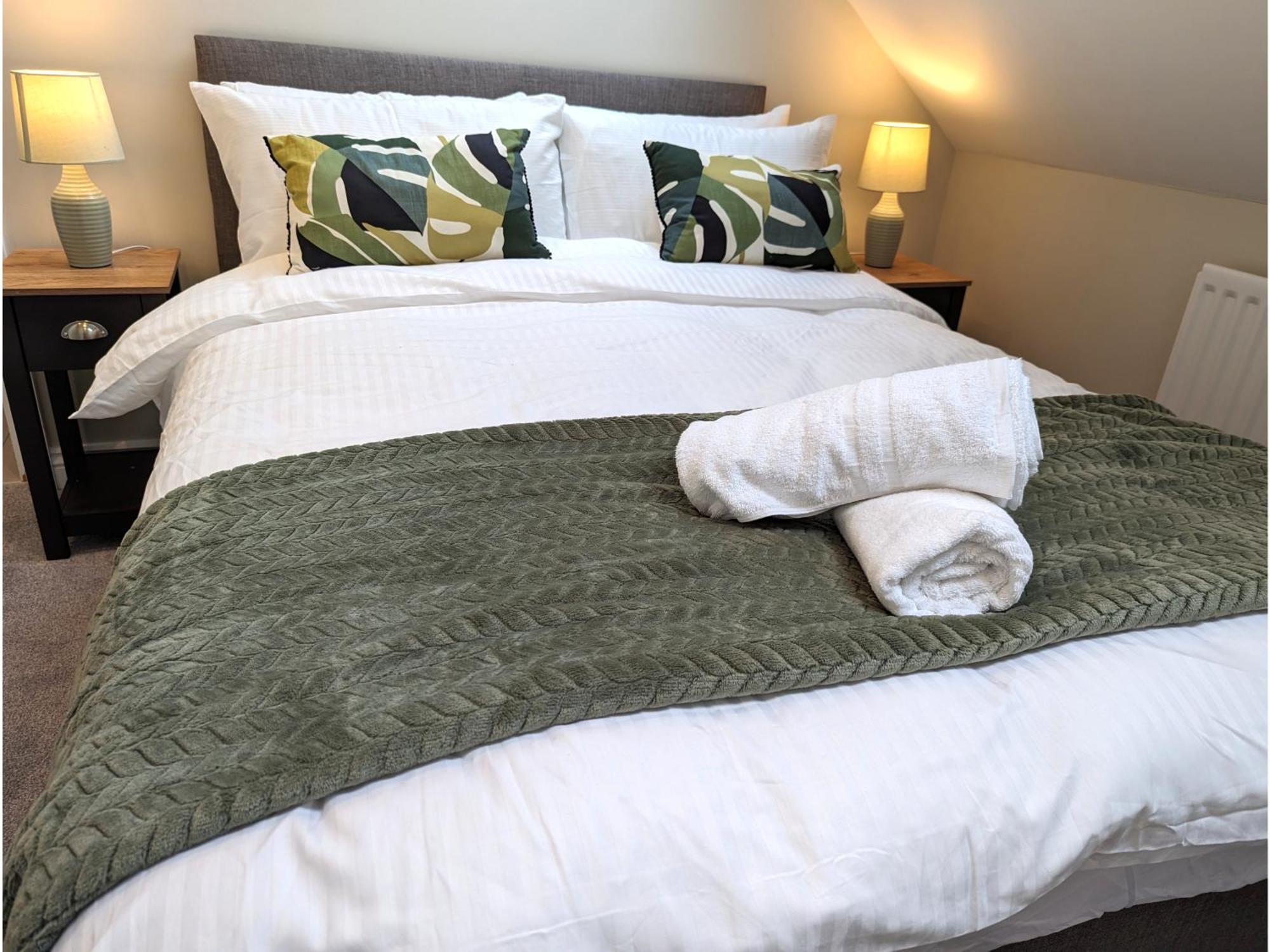 - 2 Bed Apt, Free Secure Parking *