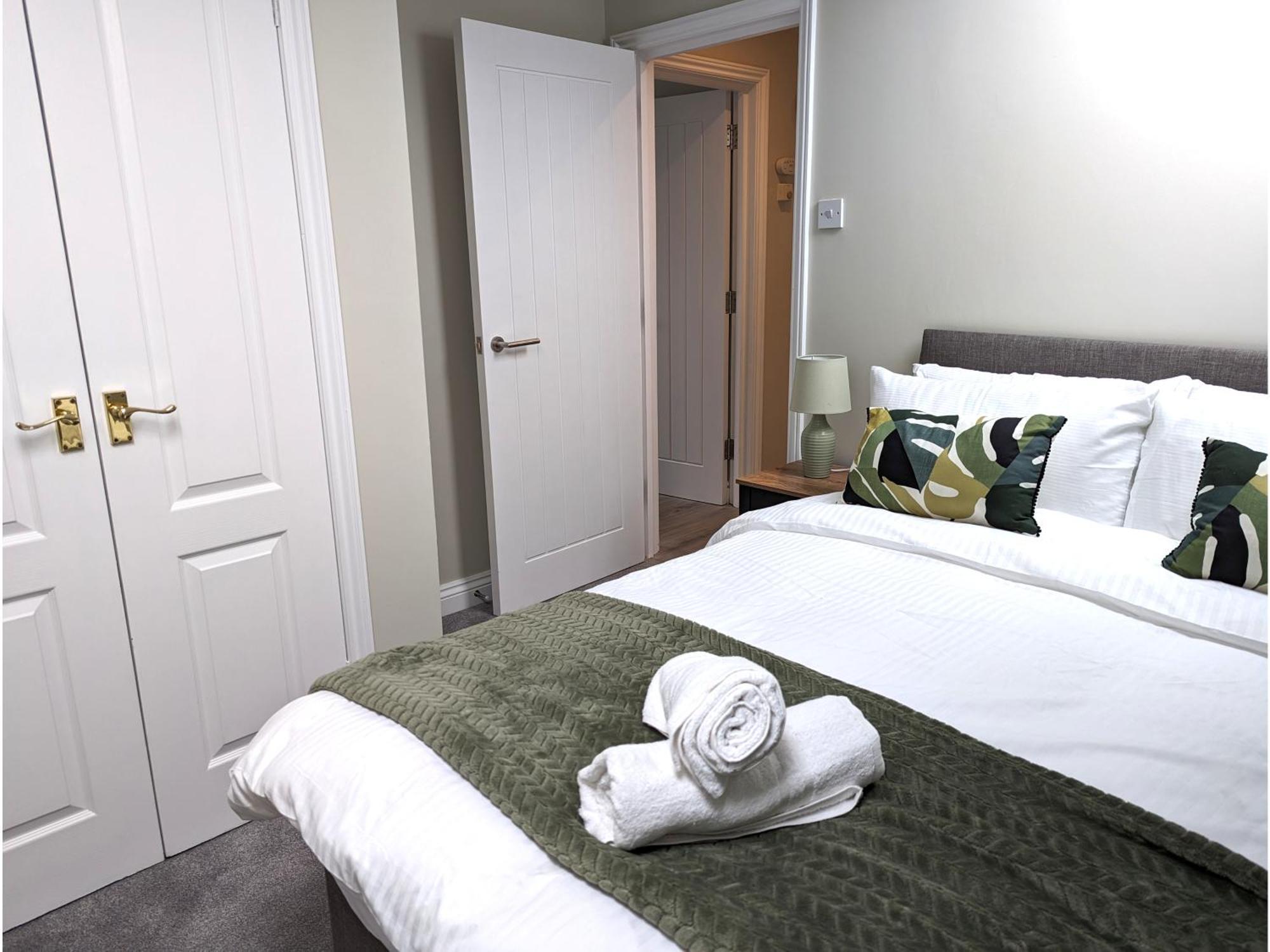 - 2 Bed Apt, Free Secure Parking Apartment *