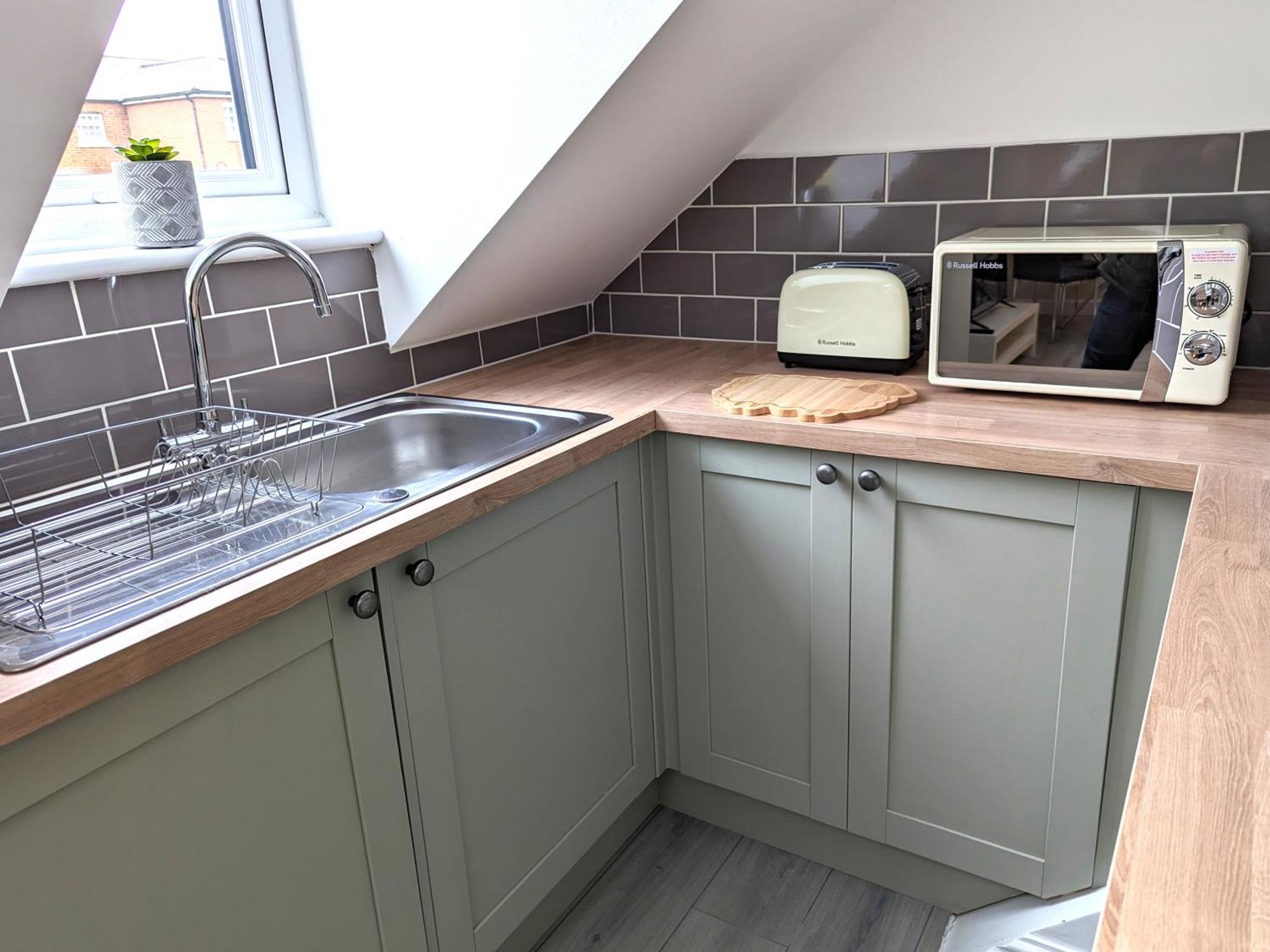 Apartment - 2 Bed Apt, Free Secure Parking *