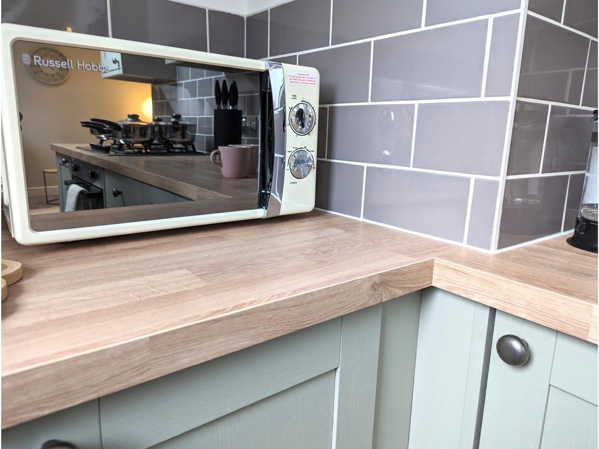 - 2 Bed Apt, Free Secure Parking *