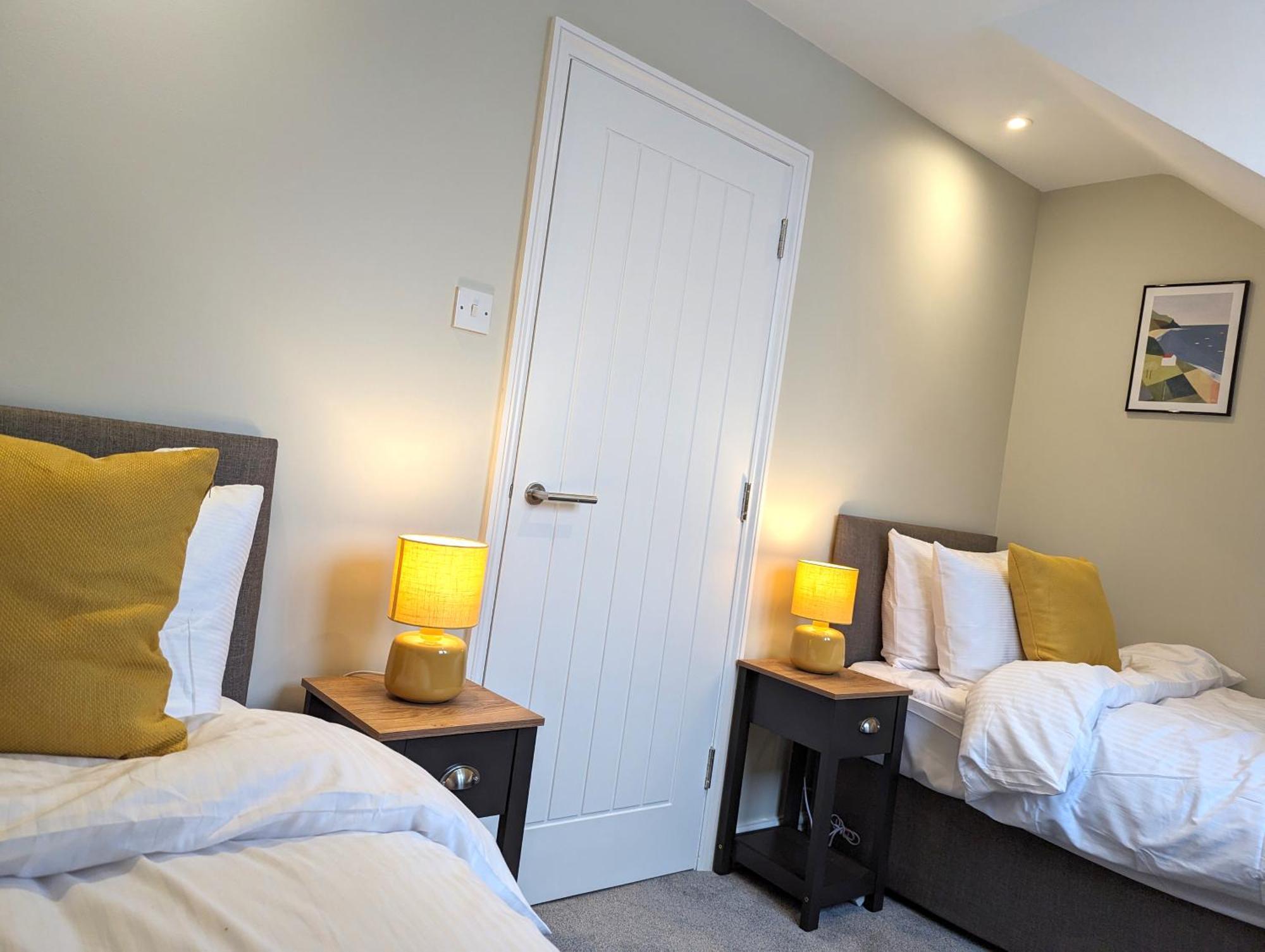 - 2 Bed Apt, Free Secure Parking Apartment *