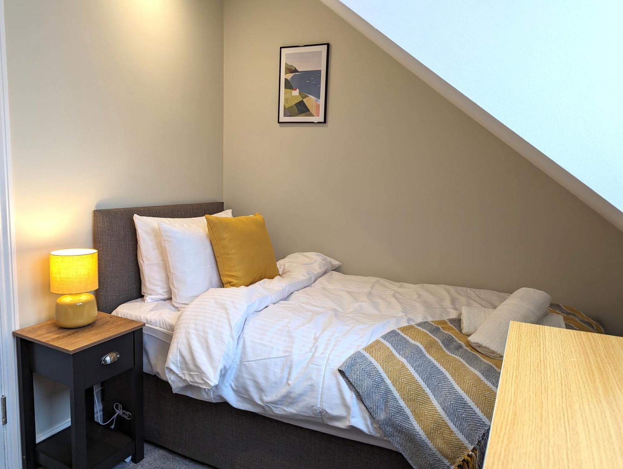 - 2 Bed Apt, Free Secure Parking * Reading