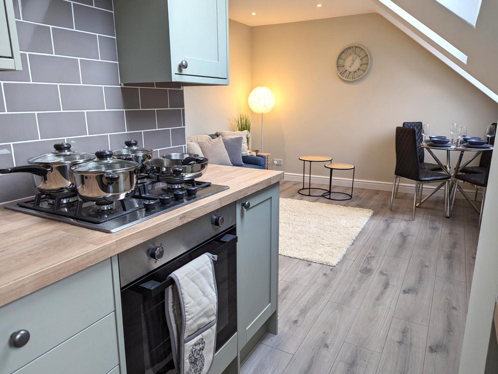 - 2 Bed Apt, Free Secure Parking *