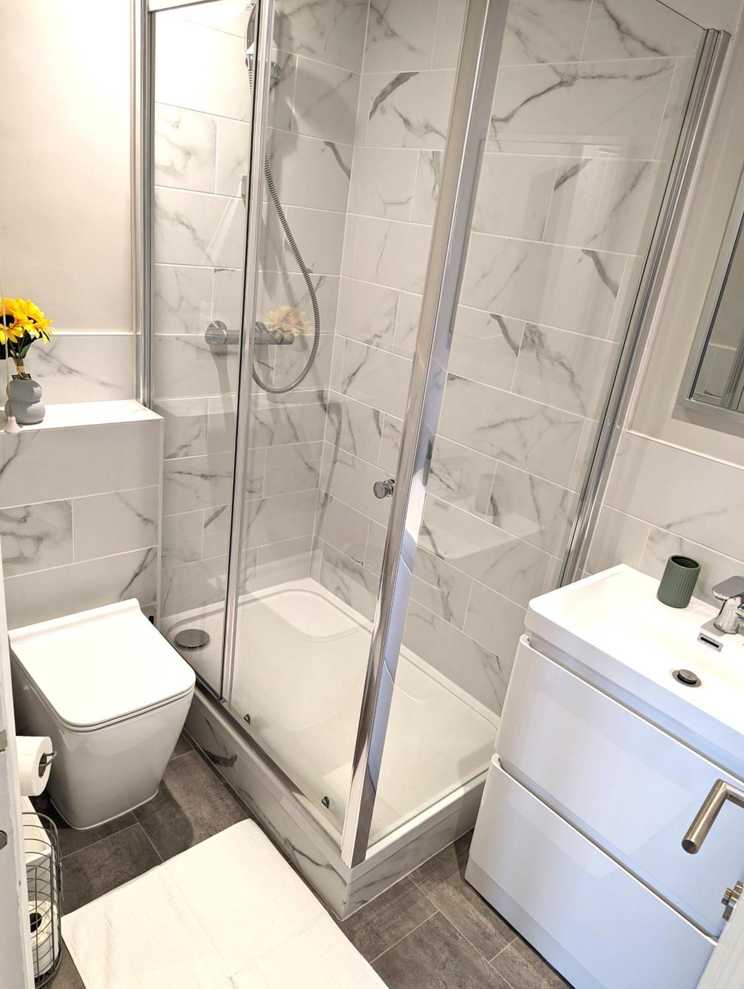 - 2 Bed Apt, Free Secure Parking
