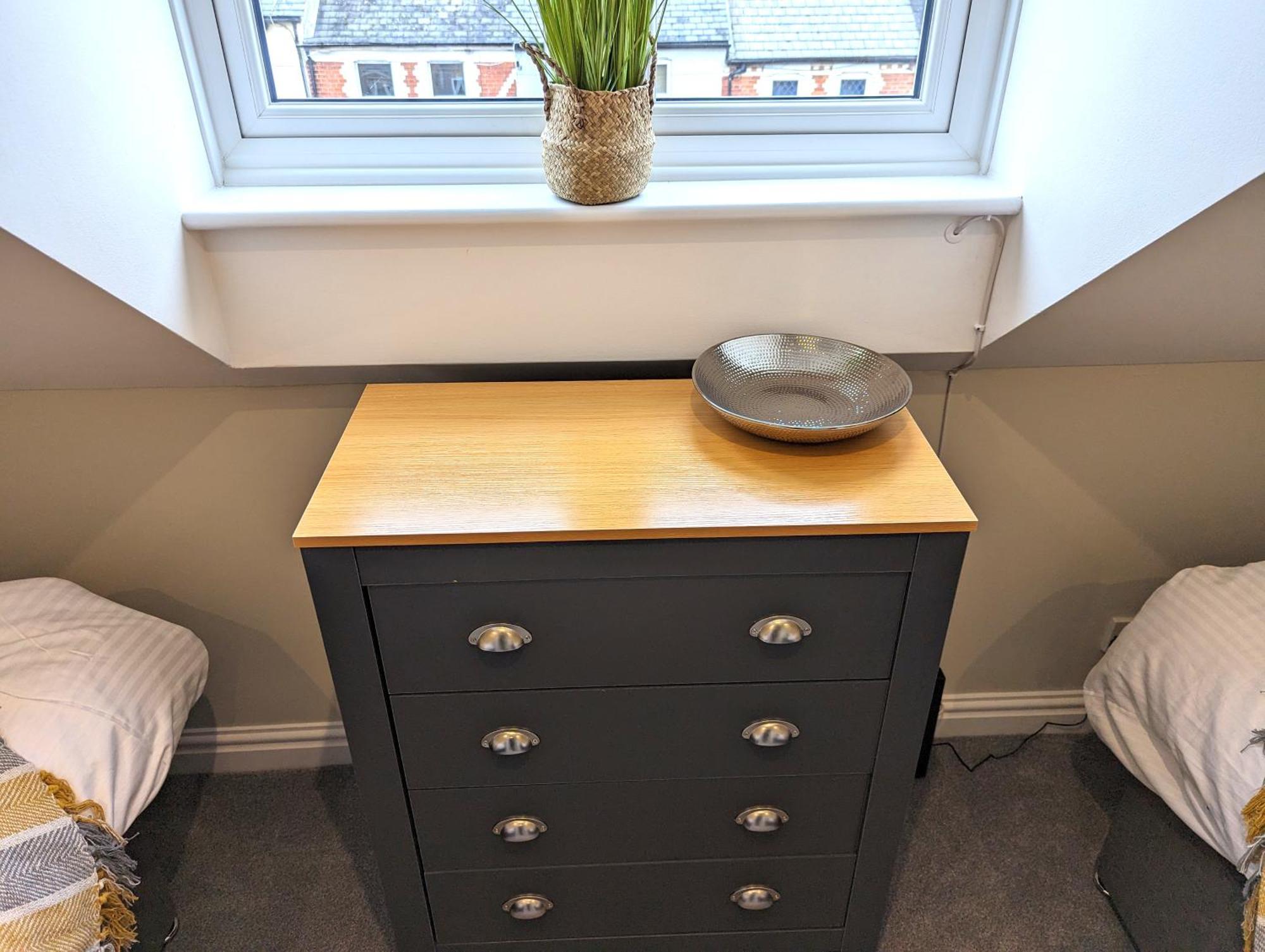 - 2 Bed Apt, Free Secure Parking