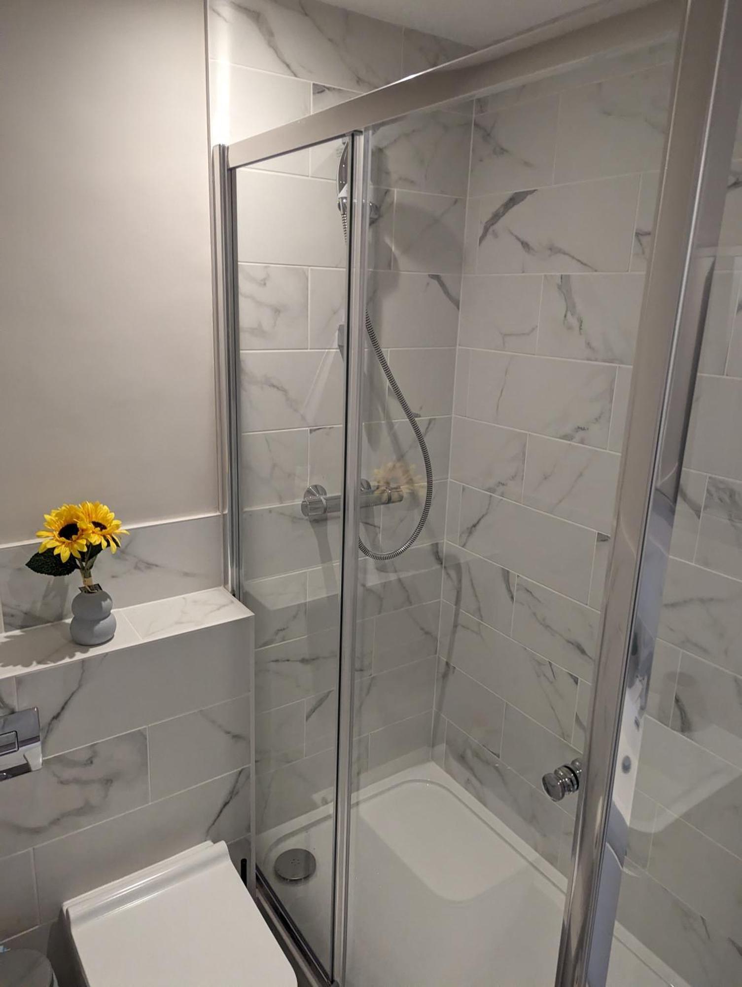 - 2 Bed Apt, Free Secure Parking Apartment